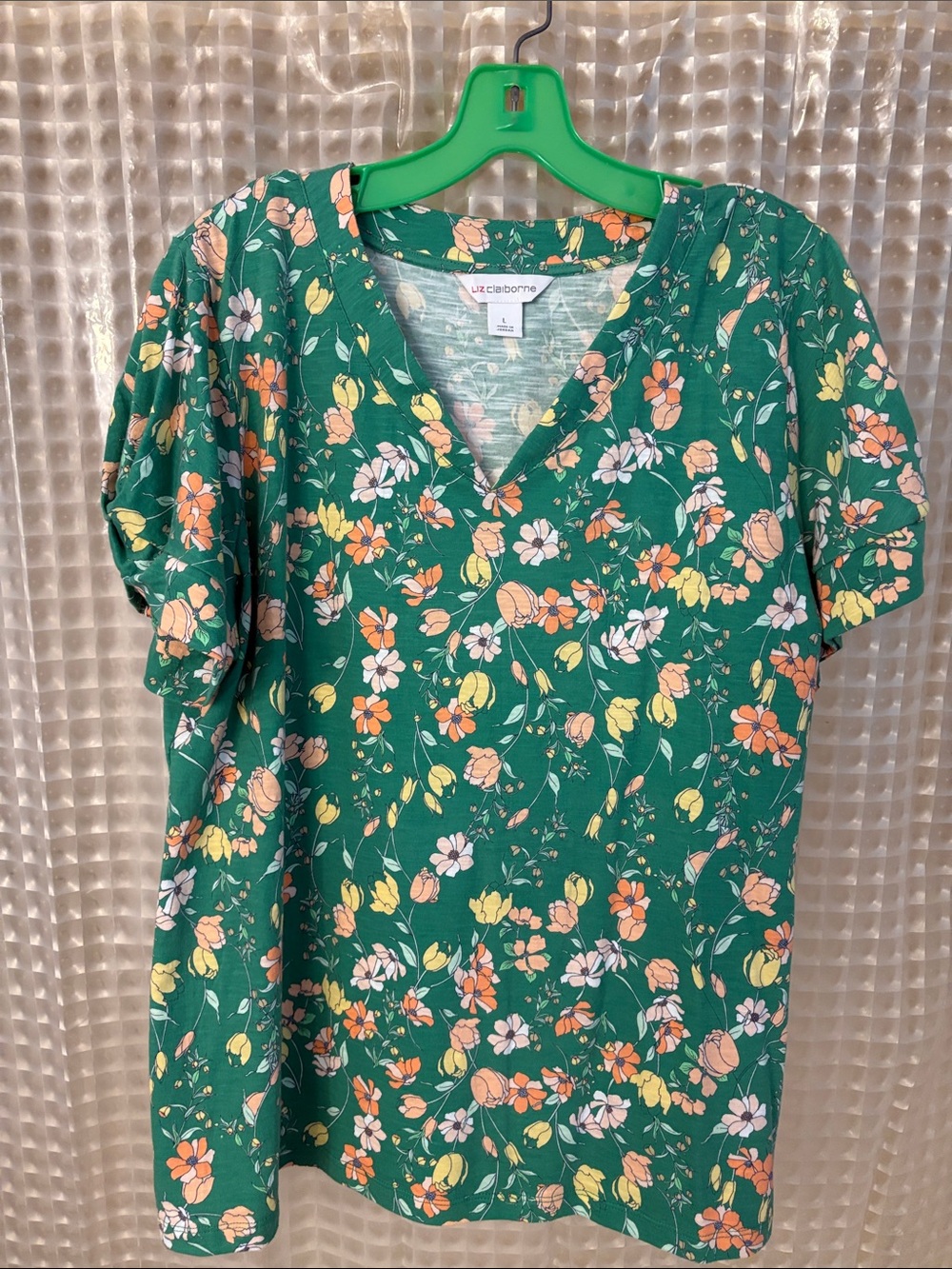 Liz Claiborne Green Floral V-Neck Top with Peach, Yellow & White Flowers